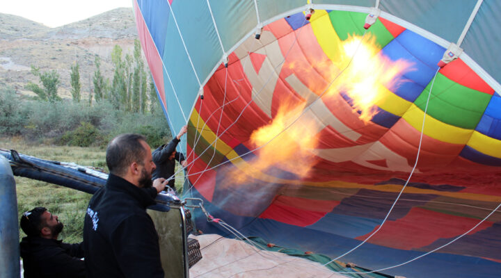 Sıcak hava balonlarının kalkış pisti yapılıyor